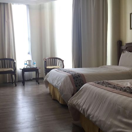 Regal Court Hotel Kuching Extérieur photo
