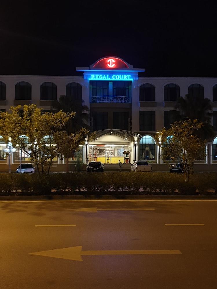 Regal Court Hotel Kuching Extérieur photo