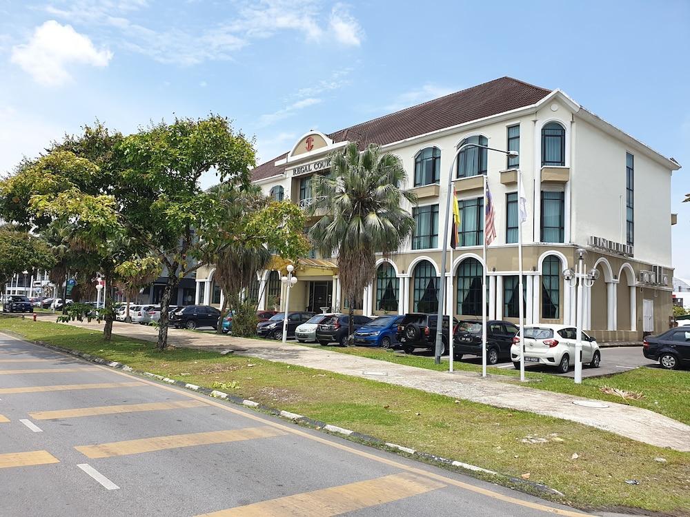 Regal Court Hotel Kuching Extérieur photo