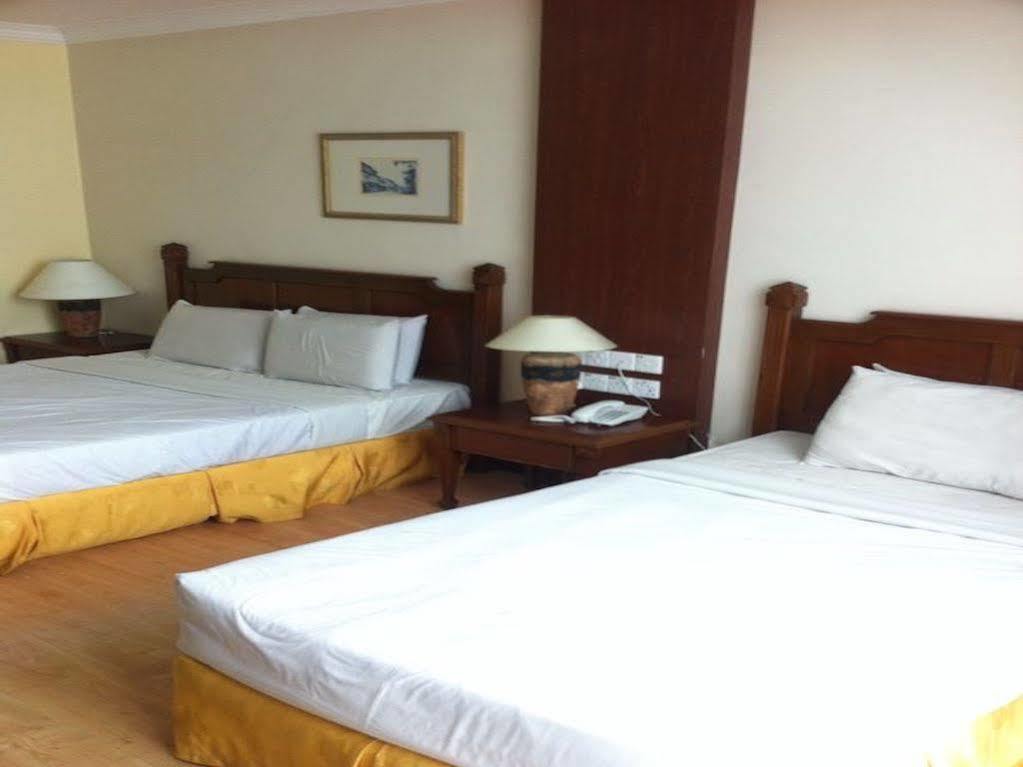 Regal Court Hotel Kuching Extérieur photo