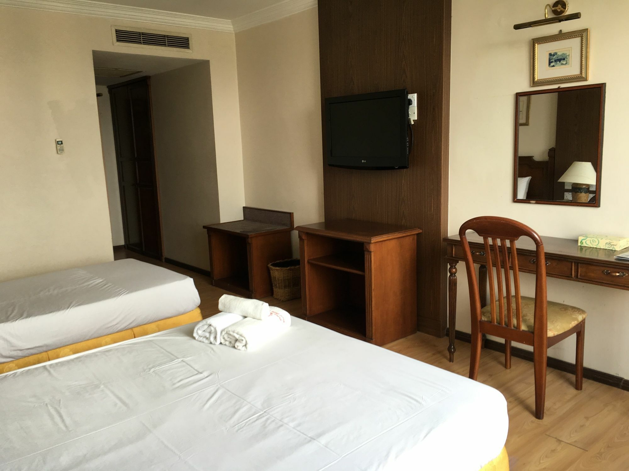 Regal Court Hotel Kuching Extérieur photo