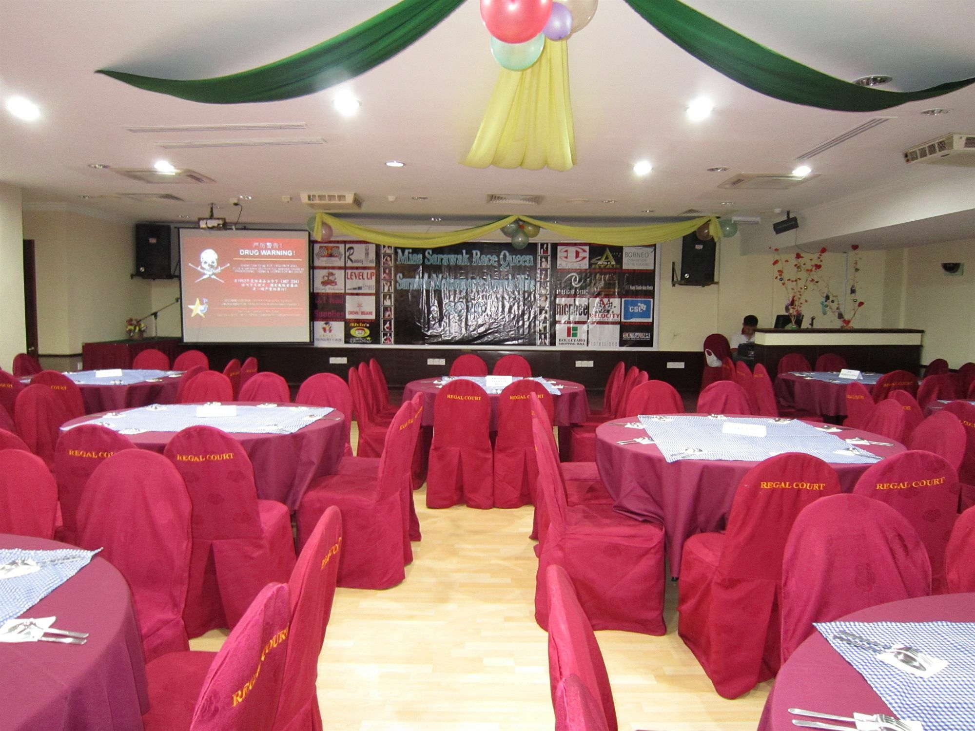 Regal Court Hotel Kuching Extérieur photo