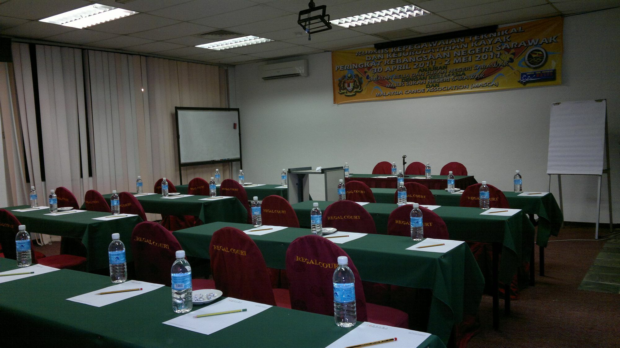 Regal Court Hotel Kuching Extérieur photo